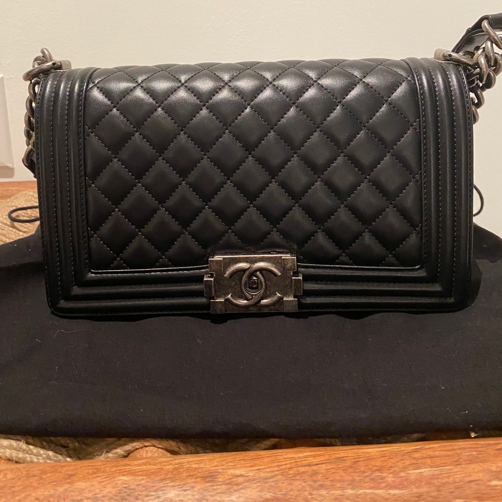 (SOLD) Chanel boy medium black lambskin - Picture 3 of 10